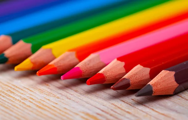 Ahşap yüzeyde çok renkli kalemler. — Stok fotoğraf