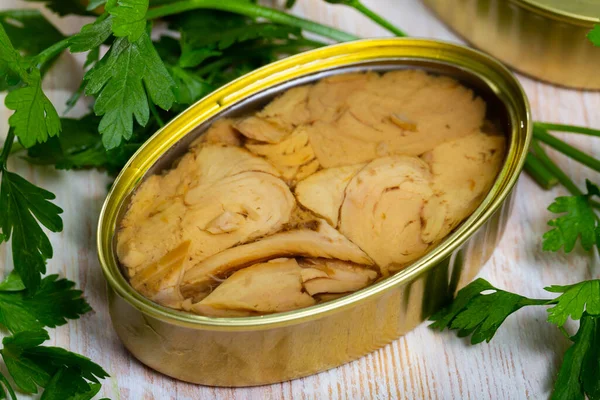 Maydanozlu konserve ton balığı ve ahşap masada limon. — Stok fotoğraf