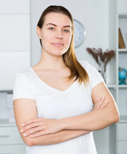 Ragazza sportiva è in piedi e posa — Foto Stock