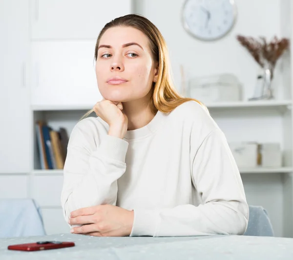 Meisje is aan de telefoon aan het chatten en alleen van streek — Stockfoto