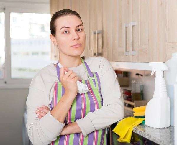 Mujer cansada está de pie después de la limpieza en la cocina —  Fotos de Stock