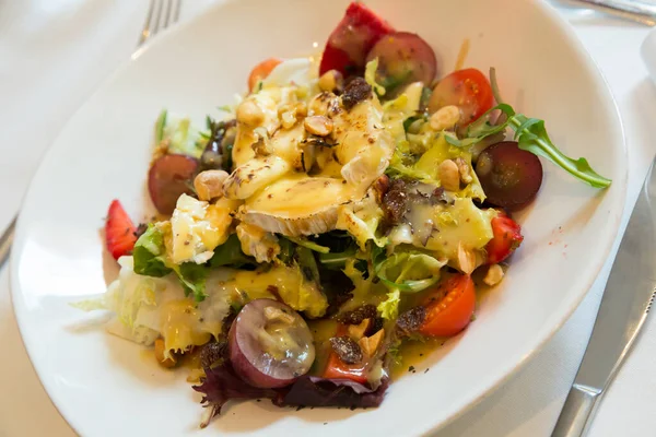 Salada espanhola com queijo de cabra — Fotografia de Stock