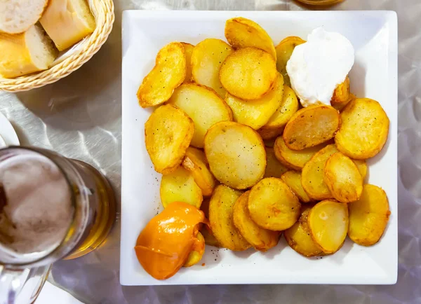 Çeşitli soslu Patatas Bravas. — Stok fotoğraf