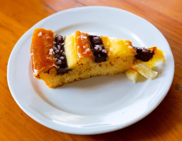 Tarta de gasa con crema de chocolate y crema de nuez —  Fotos de Stock