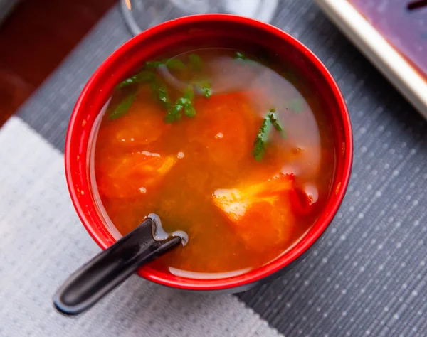 Sopa de tomate asiática picante en tazón rojo — Foto de Stock