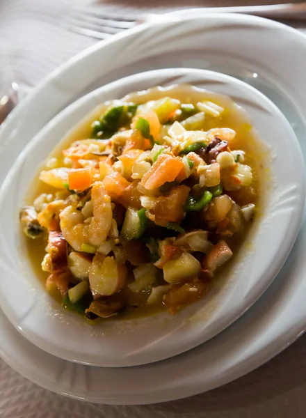 Comida mediterránea, langostinos guisados, mejillones, calamares con verduras — Foto de Stock