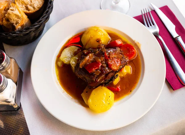 Hombro de cordero apetitoso al horno con papas y verduras guisadas — Foto de Stock