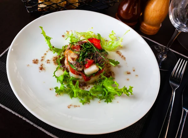 Kabeljauwtimbale met geroosterde rode pepers, arugula en olijven — Stockfoto