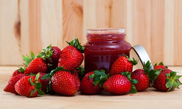 Aardbeienjam en verse aardbeien — Stockfoto