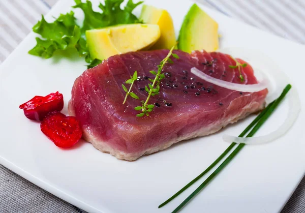 Delicioso pescado de atún crudo servido con aguacate fresco y verduras —  Fotos de Stock