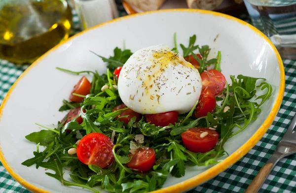 Sallad med Burrata, tomater och grönt — Stockfoto