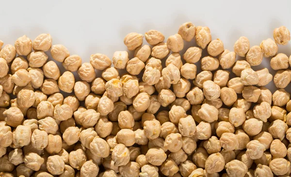 白い表面のひよこ豆の種 — ストック写真