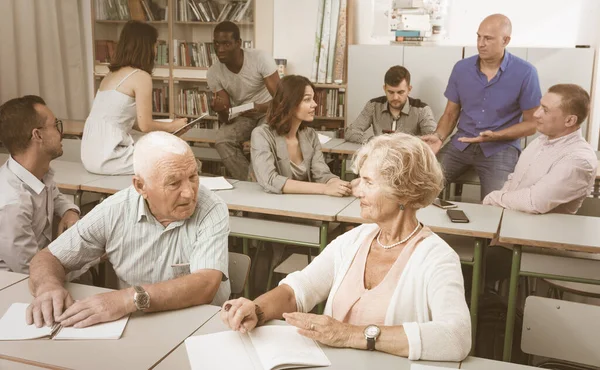 Äldre man och kvinna pratar under tentan — Stockfoto