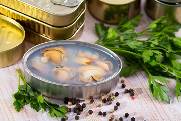 Open tin can with sea clams in its own juice — Stock Photo, Image
