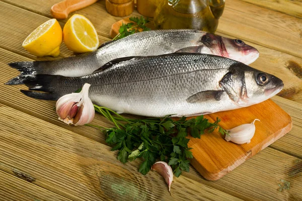 Peixe-robalo não cozido com limão — Fotografia de Stock