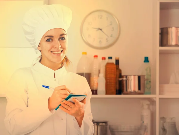 Kvinnelig kokk tilbereder mat – stockfoto