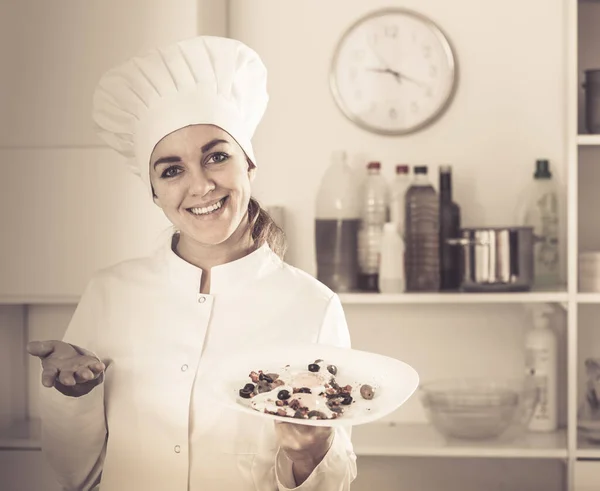 Köchin bereitet Essen zu — Stockfoto