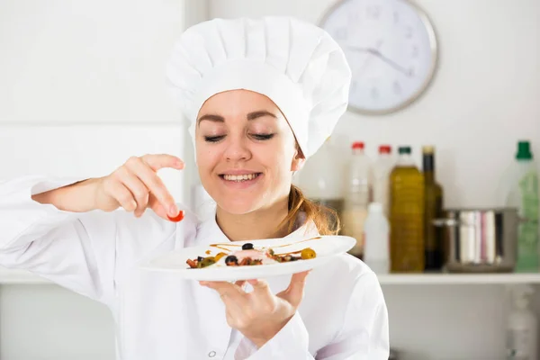 Vrouwelijke kok bereidt voedsel — Stockfoto