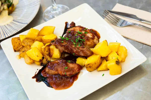 Gegrillte Schweinelendkoteletts mit Ofenkartoffeln — Stockfoto