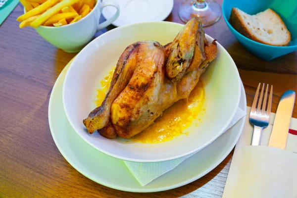 Prato suíço - frango assado metade com molho — Fotografia de Stock