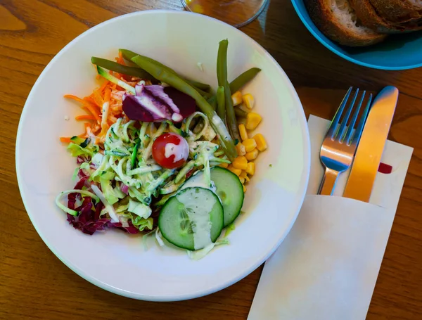 Salat aus Mais, Gurken, Kohl und gekochten Bohnen mit Karotten — Stockfoto