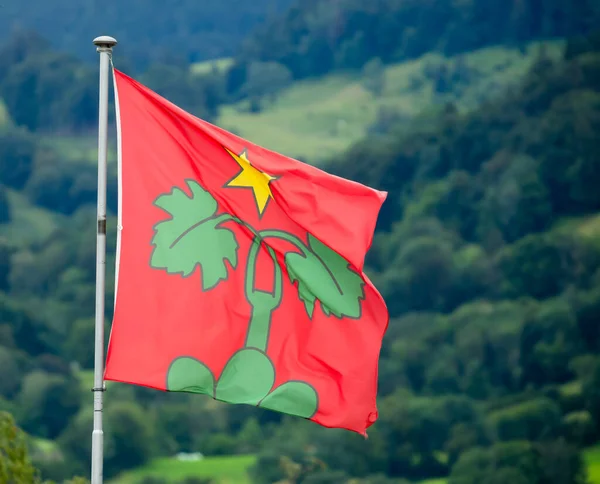 Fladderende vlag Wartau gemeente in Zwitserland op Alpenbergen — Stockfoto