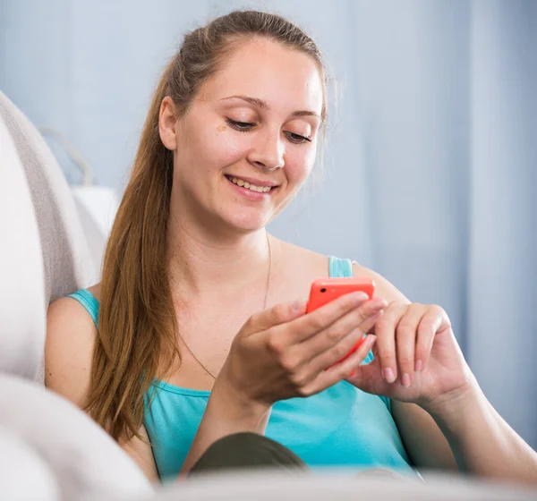 Donna utilizzando il telefono — Foto Stock