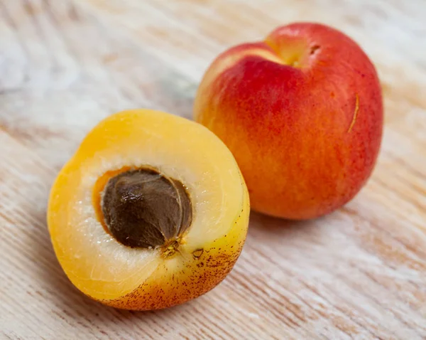 Abrikozen fruit op houten tafel. Vitaminevruchten — Stockfoto