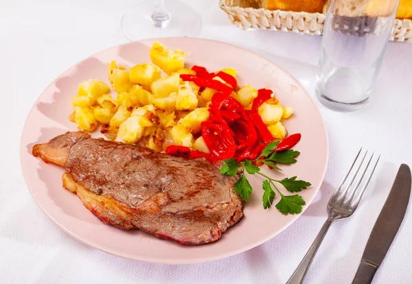 Telecí steak se smaženými bramborami a pepřem — Stock fotografie