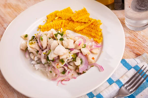 Ceviche dari fillet ikan cod direbus biji jagung — Stok Foto