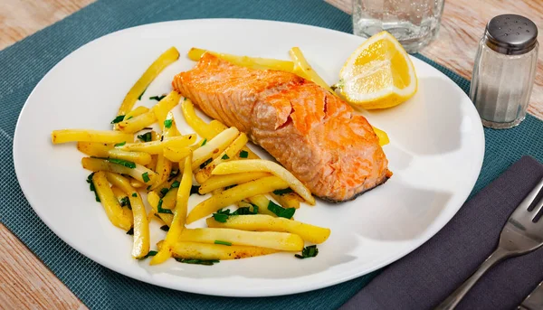 Lekkere gegrilde zalm geserveerd met frietjes — Stockfoto