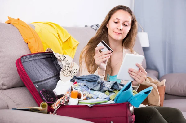 Girl choosing online with laptop and credit card — Stock Photo, Image