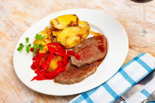 Bife de vitela com batata grelhada e pimenta — Fotografia de Stock