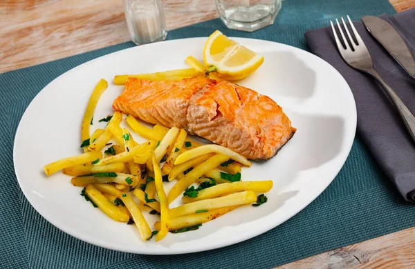 Lekkere gegrilde zalm geserveerd met frietjes — Stockfoto