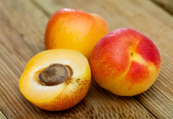 Aprikot matang segar di atas meja kayu — Stok Foto
