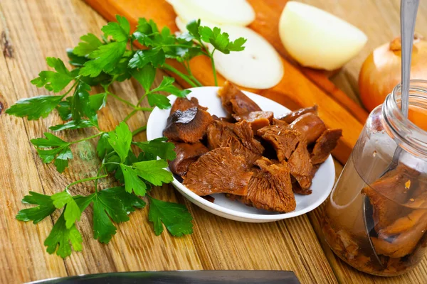 Champiñones de azafrán marinados con cebolla y verduras —  Fotos de Stock