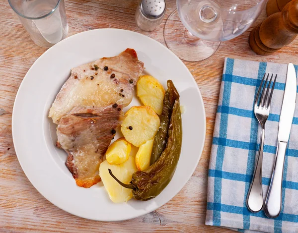 Primo piano di carne di maiale al forno saporita con patate, nessuno — Foto Stock