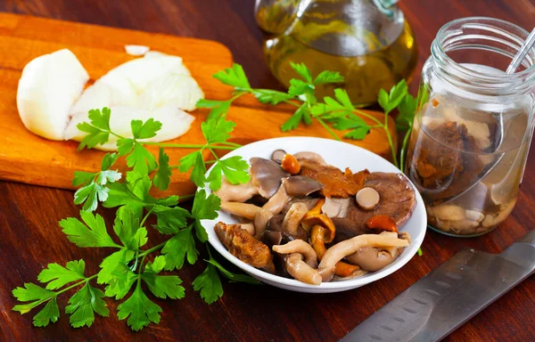 Salade van gemarineerde champignons met ui en groenten — Stockfoto