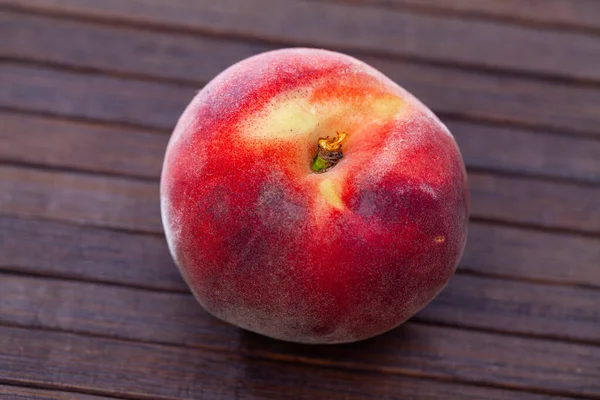 Buah persik matang yang lezat di permukaan kayu di dapur — Stok Foto