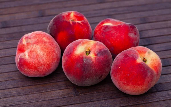 Вкусные спелые персики фрукты на деревянной поверхности на кухне — стоковое фото