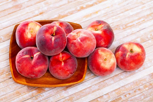 Primo piano di pesche rosse mature intere sul tavolo di legno. — Foto Stock