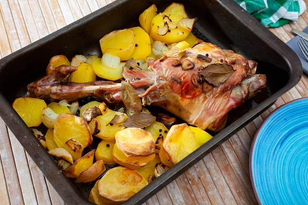 Cordero al horno con patatas en forma para cocinar, nadie —  Fotos de Stock