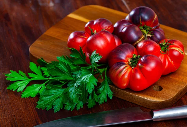 牛排西红柿和欧芹放在木制桌子上 — 图库照片