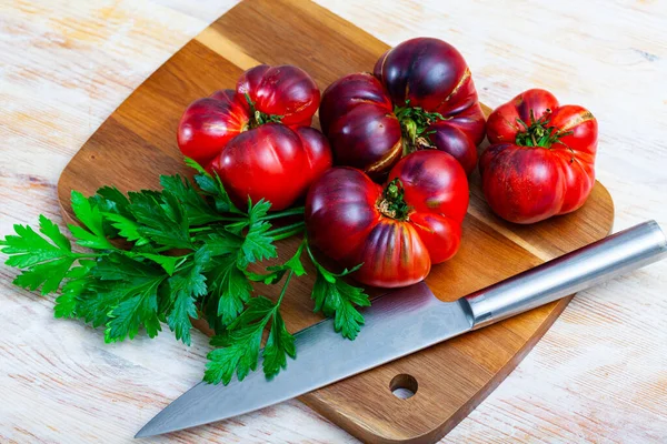 Tomates brunes sur bureau en bois dans la cuisine maison — Photo