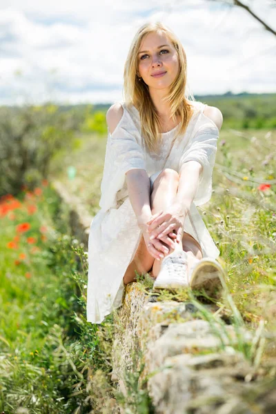 Porträt der schönen jungen Mädchen posiert in der Nähe Feld von Wildblumen — Stockfoto