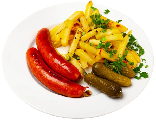 Salchichas al horno con papas fritas y pepinillos marinados —  Fotos de Stock