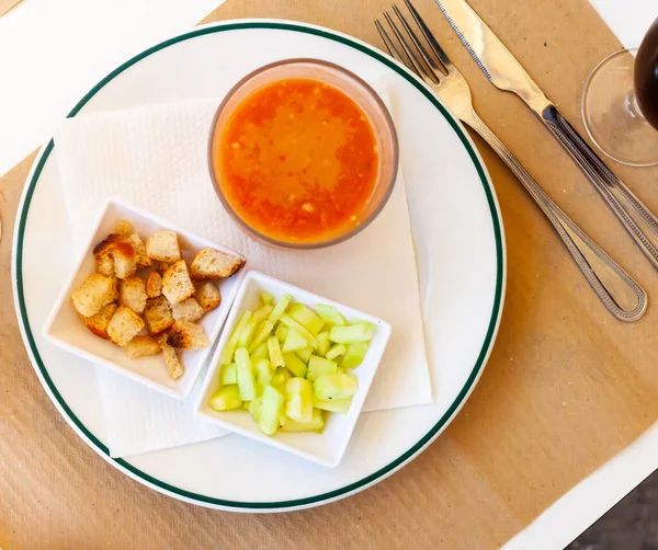 Glas Gazpacho mit Gurken und Croutons — Stockfoto