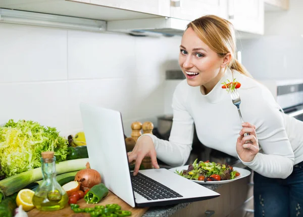 Hübsche Freiberuflerin beim Mittagessen und in der Küche — Stockfoto