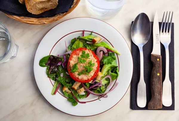 Deliciosamente tomate relleno de atún sobre una almohada de ensalada —  Fotos de Stock