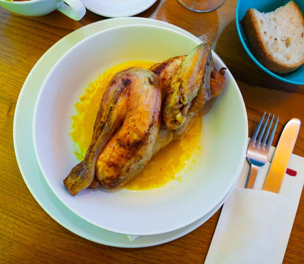 Demi poulet cuit au four avec sauce. Cuisine suisse — Photo